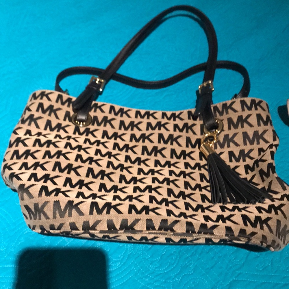 Signature tote